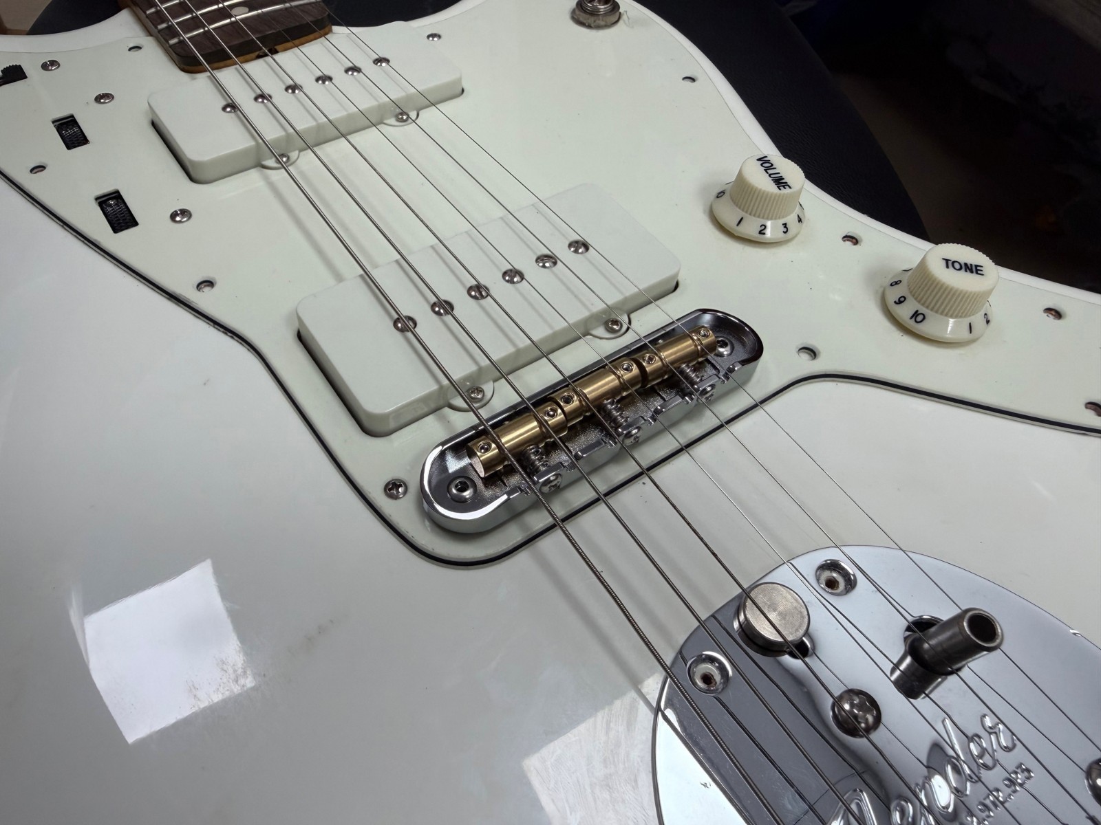AUMSEN chrome bridge assembly for Jazzmaster and Jaguar 2 1/16 Spacing — view 5